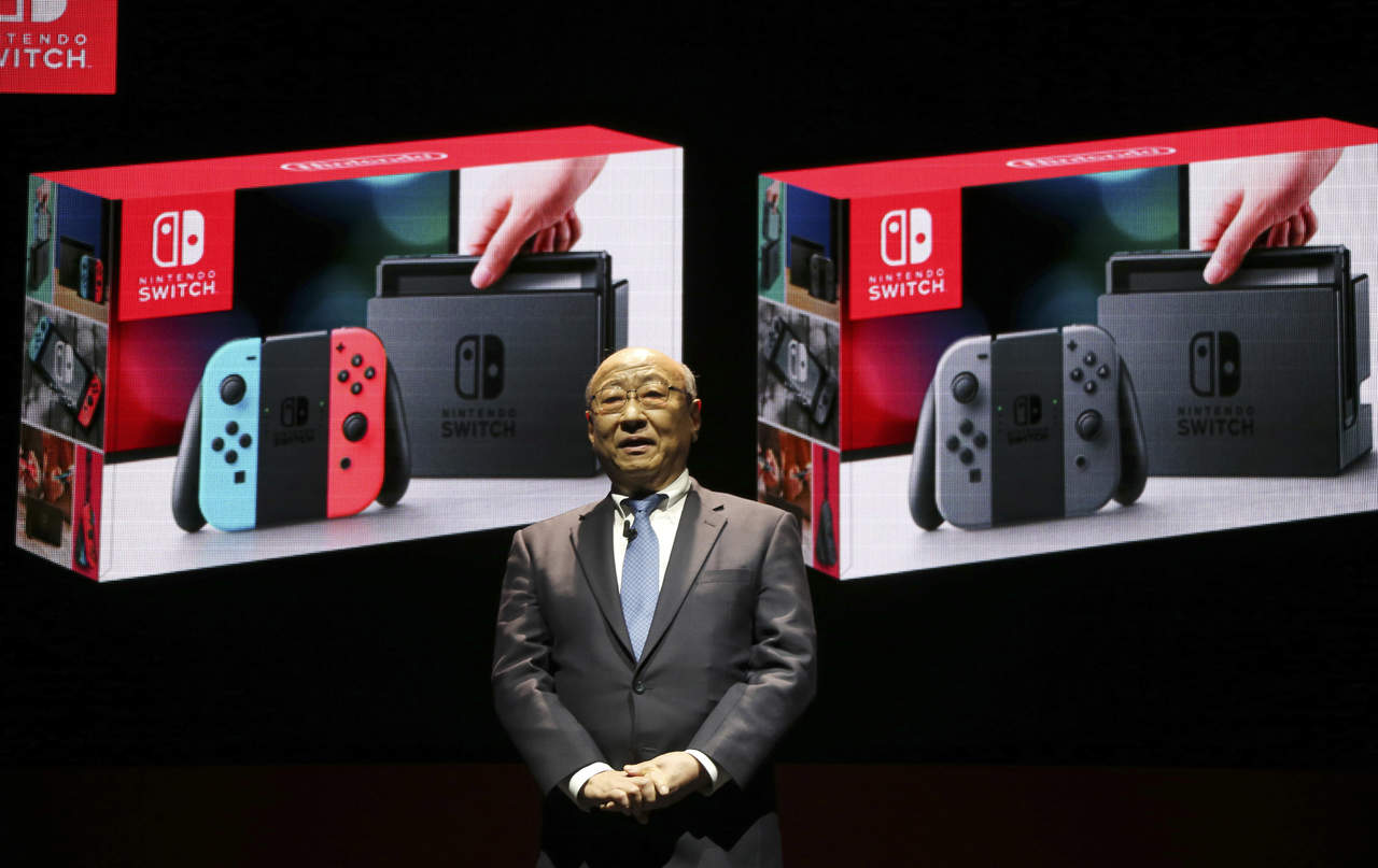 'Nintendo Switch es una nueva clase de sistema doméstico de juego que ofrece una amplia variedad de modos de juego', dijo a la prensa el presidente de la compañía, Tatsumi Kimishima. (AP)