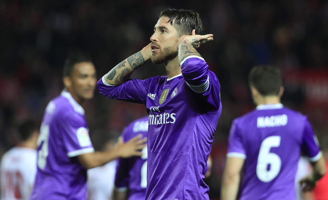 Sergio Ramos marcó de penal el segundo gol del Real Madrid frente al Sevilla en el partido de vuelta de los octavos de final de la Copa del Rey. (AP)