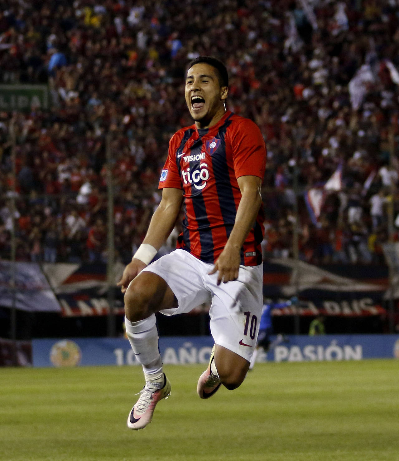 La llegada del delantero paraguayo Cecilio Domínguez al América estuvo cerca de complicarse. 