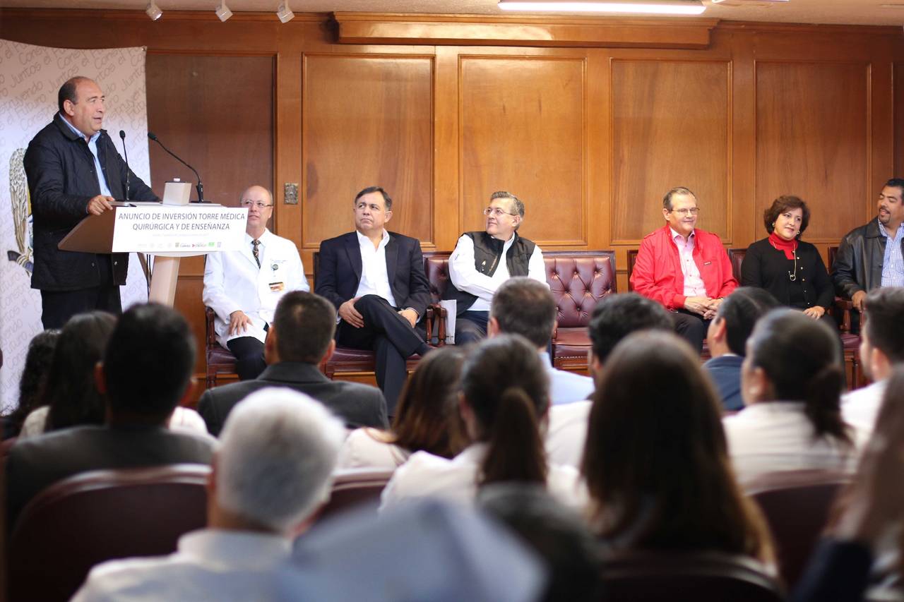 Labor. Durante el evento, el gobernador Rubén Moreira reconoció la labor del rector de la UA de C, Blas José Flores Dávila. (ESPECIAL)
