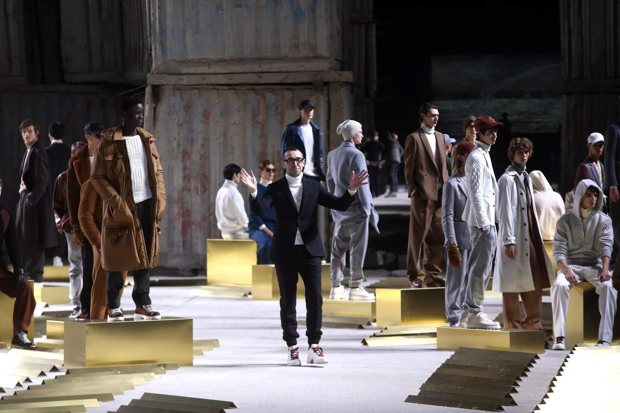 El diseñador italiano Alessandro Sartori (c) aparece en la pasarela después de la presentación de su colección de la temporada otoño/invierno 2017 de la firma italiana Ermenegildo Zegna durante la Semana de la Moda masculina de Milán. (EFE)