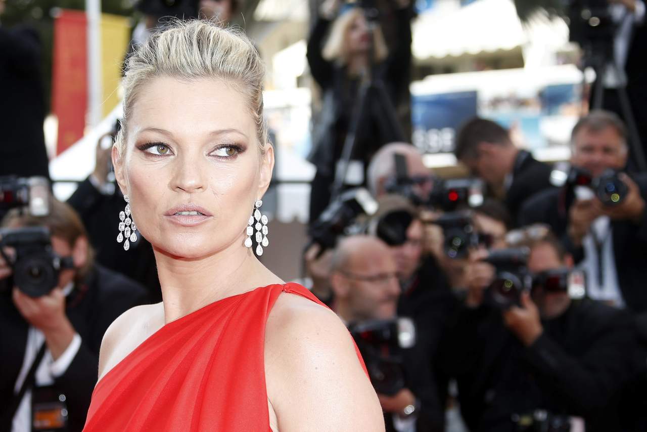La modelo británica Kate Moss a su llegada a la proyección de la película Loving en la 69 edción del Festival Internacional de Cine de Cannes. (ARCHIVO)