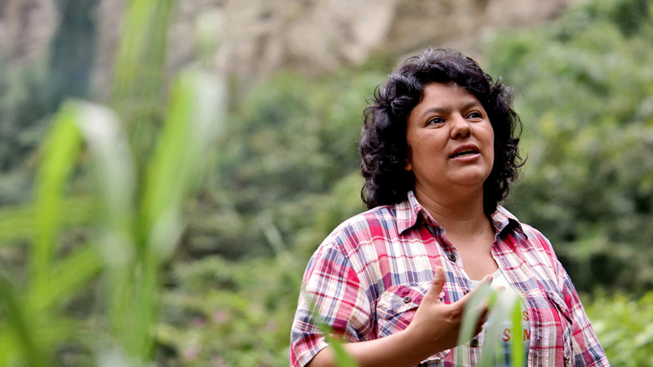 Tras el asesinato de la activista indígena Berta Cáceres, su familia ha responsabilizado a las empresas y al gobierno, por ser los principales promotores de los proyectos a los que se oponía Berta. (ESPECIAL)