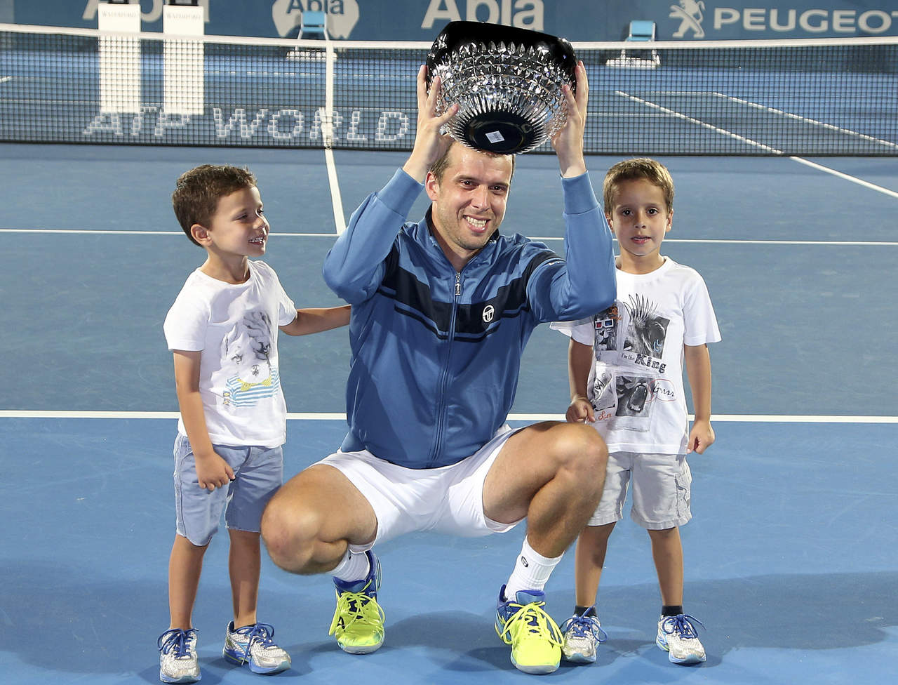 Gilles Muller celebra con sus hijos la obtención del campeonato. (AP)