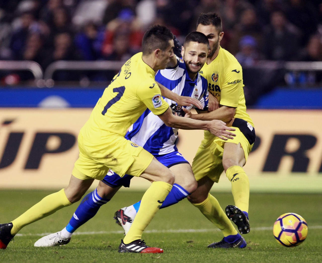 Villarreal no pudo pasar del empate a cero ante La Coruña y se fue al quinto lugar de la clasificación. (EFE)
