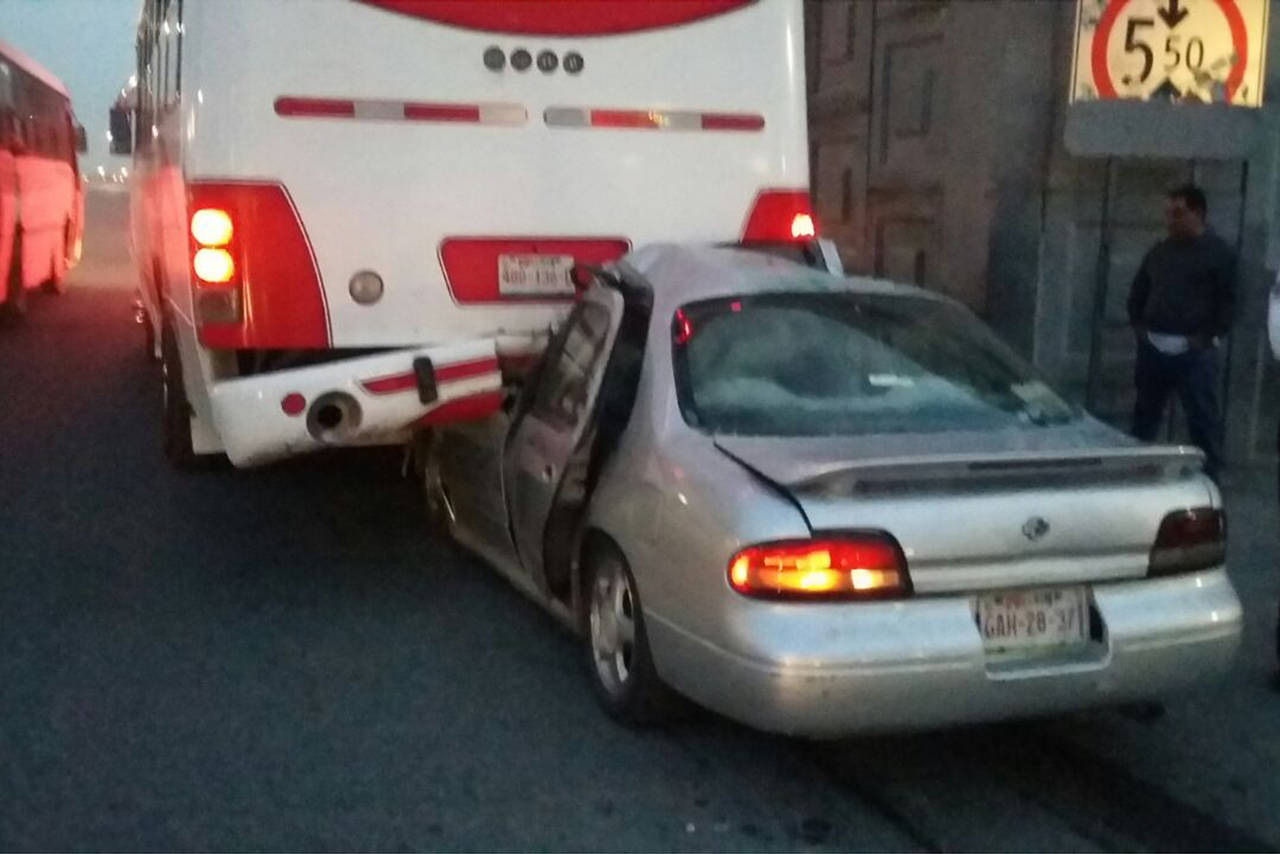 Impacto. El conductor intentó frenar al ver el autobús detenido, pero no lo consiguió. (EL SIGLO DE TORREÓN) 