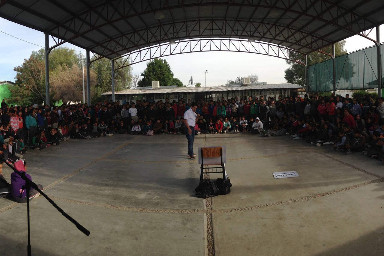 Conferencia. La empresa Excellon lleva a estudiantes de secundaria en Bermejillo, una campaña contra el bullying.