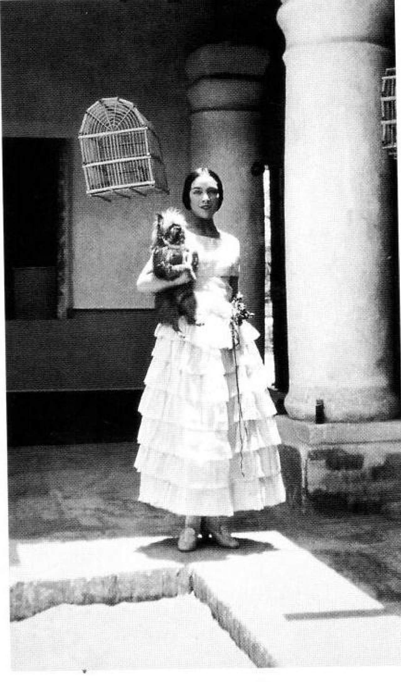 Dolores del Río, con su consentido perrito 'Dodó', en la hacienda Las Cruces en Nazas.