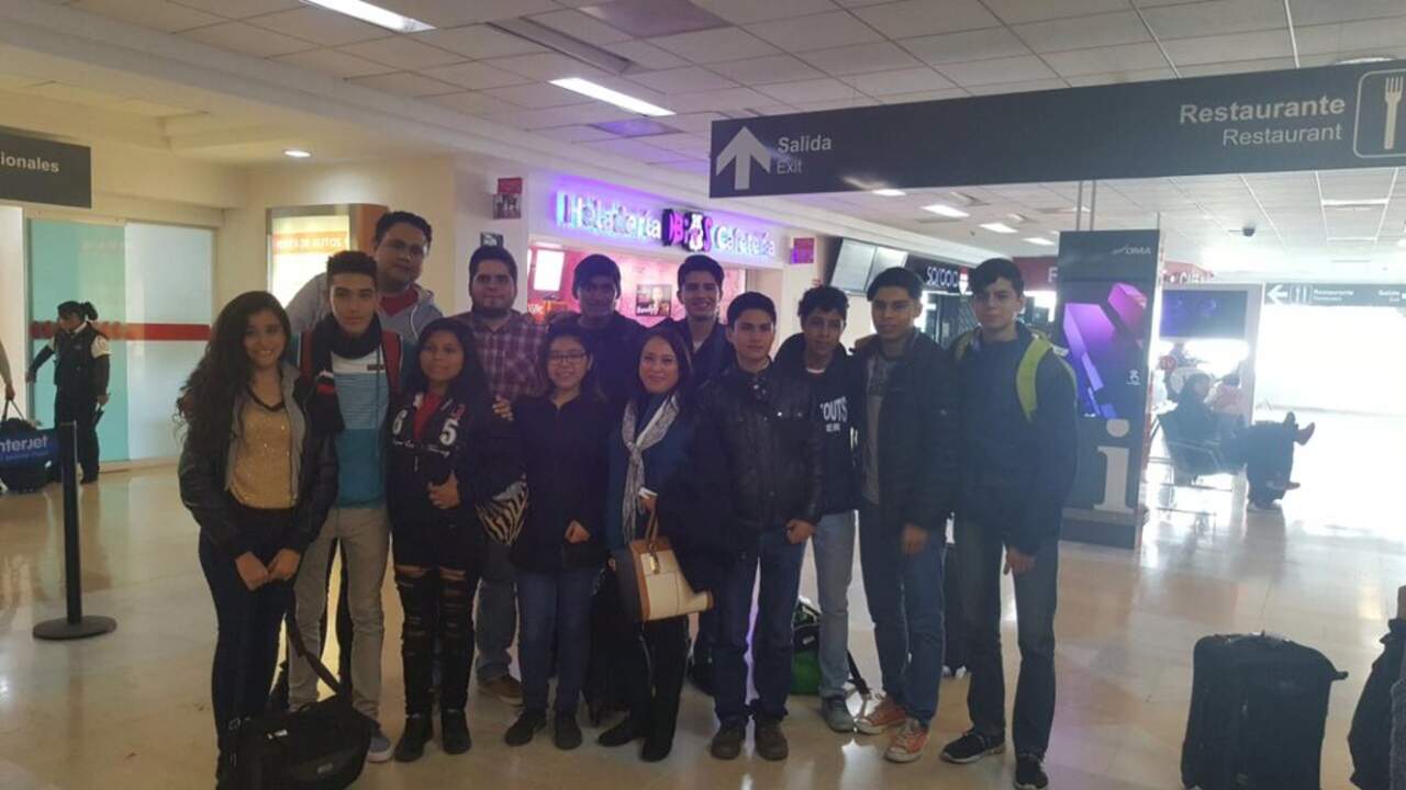 Los jóvenes llegaron hoy al aeropuerto de Torreón. (EL SIGLO DE TORREÓN) 