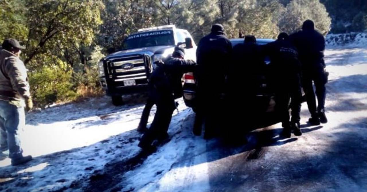 Apoyo. Policías Estatales retiraron hielo y empujaron vehículos.