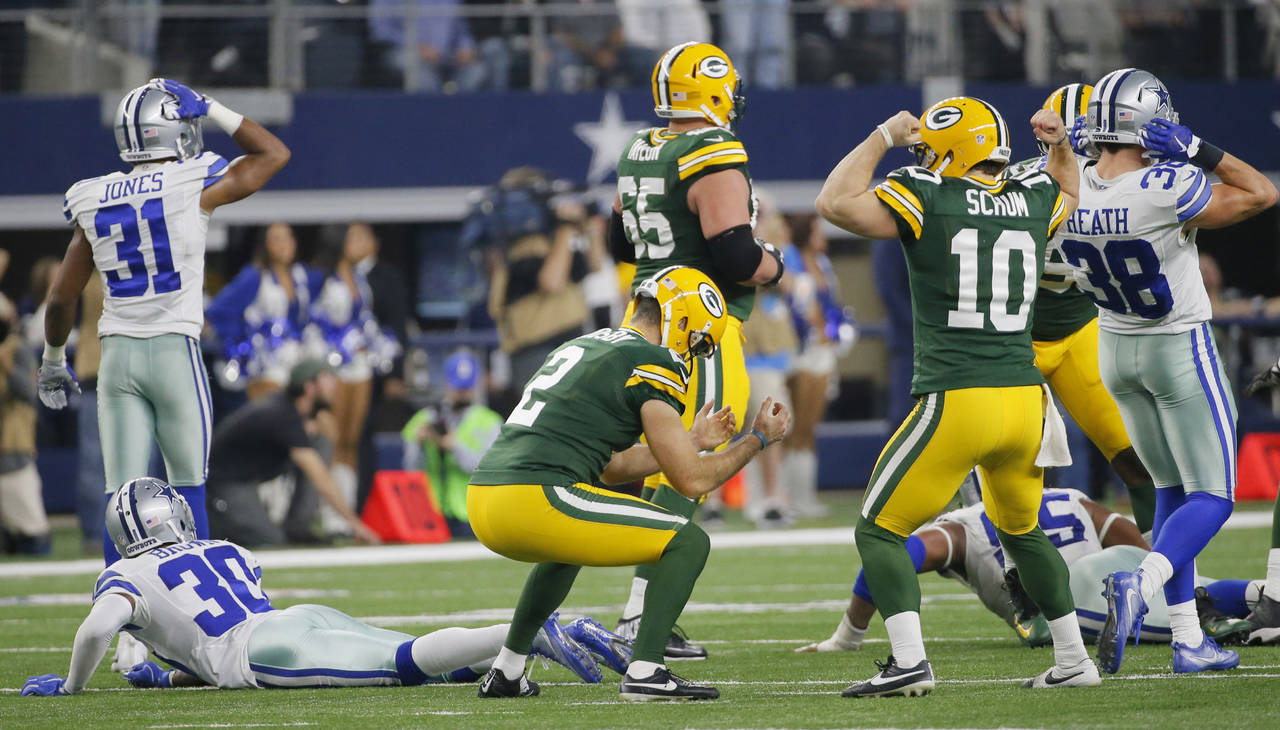 Mason Crosby (i) celebra luego de conectar el gol de campo que le dio la victoria a los Packers. (AP)