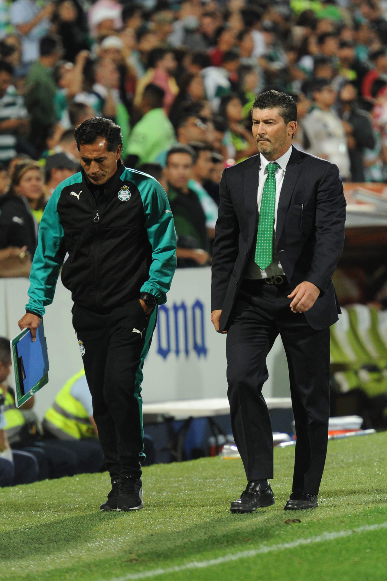 'Chepo' de la Torre junto a su auxiliar técnico, Benjamín Galindo, al término del partido. (EL SIGLO DE TORREÓN).