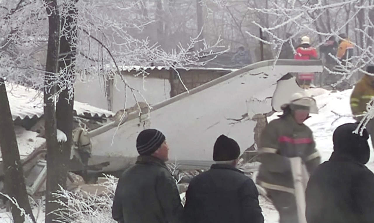 Se estrelló en una zona residencial justo al lado del principal aeropuerto de Kirguistán. (AP)