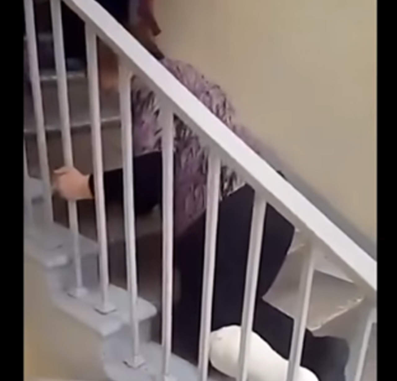 Mujer mayor con lesión en la pierna sube escaleras de hospital