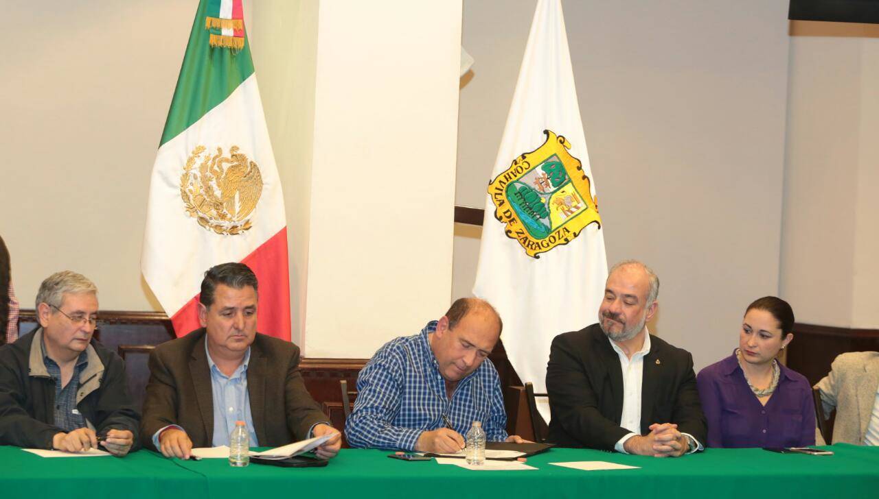 Compromiso. El acuerdo encaminado a dar mayores estímulos fue firmado entre el gobernador, municipios y empresarios.