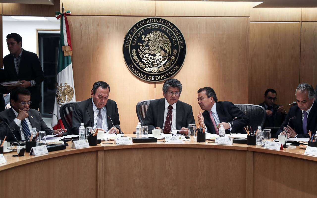 Solución. El presidente de Jucopo, Francisco Martínez Neri (centro), dio a conocer los recortes tras la reunión con bancadas.