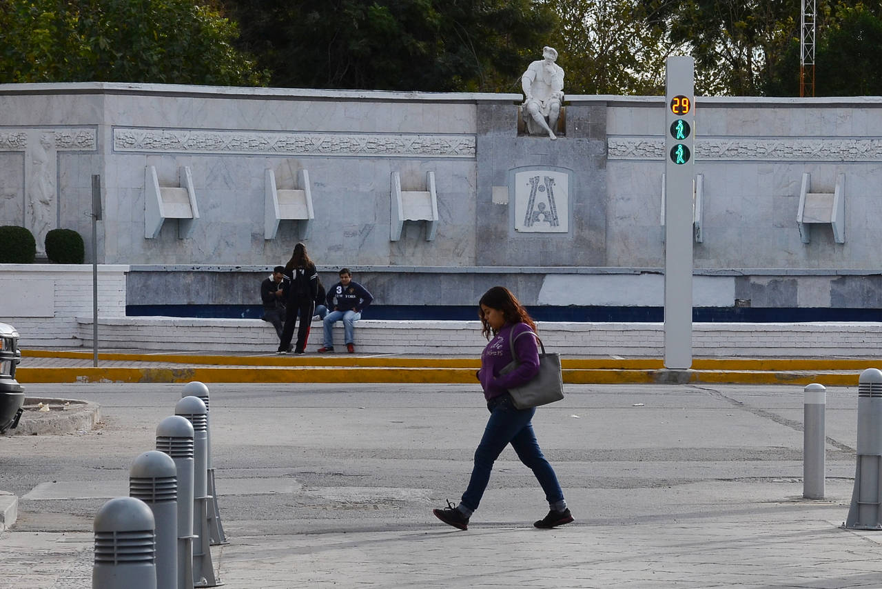 Cambio. El semáforo que se instaló frente a la Alameda Zaragoza, equivocadamente, se reubicará a una rotonda en camellón. (Fernando Compeán)
