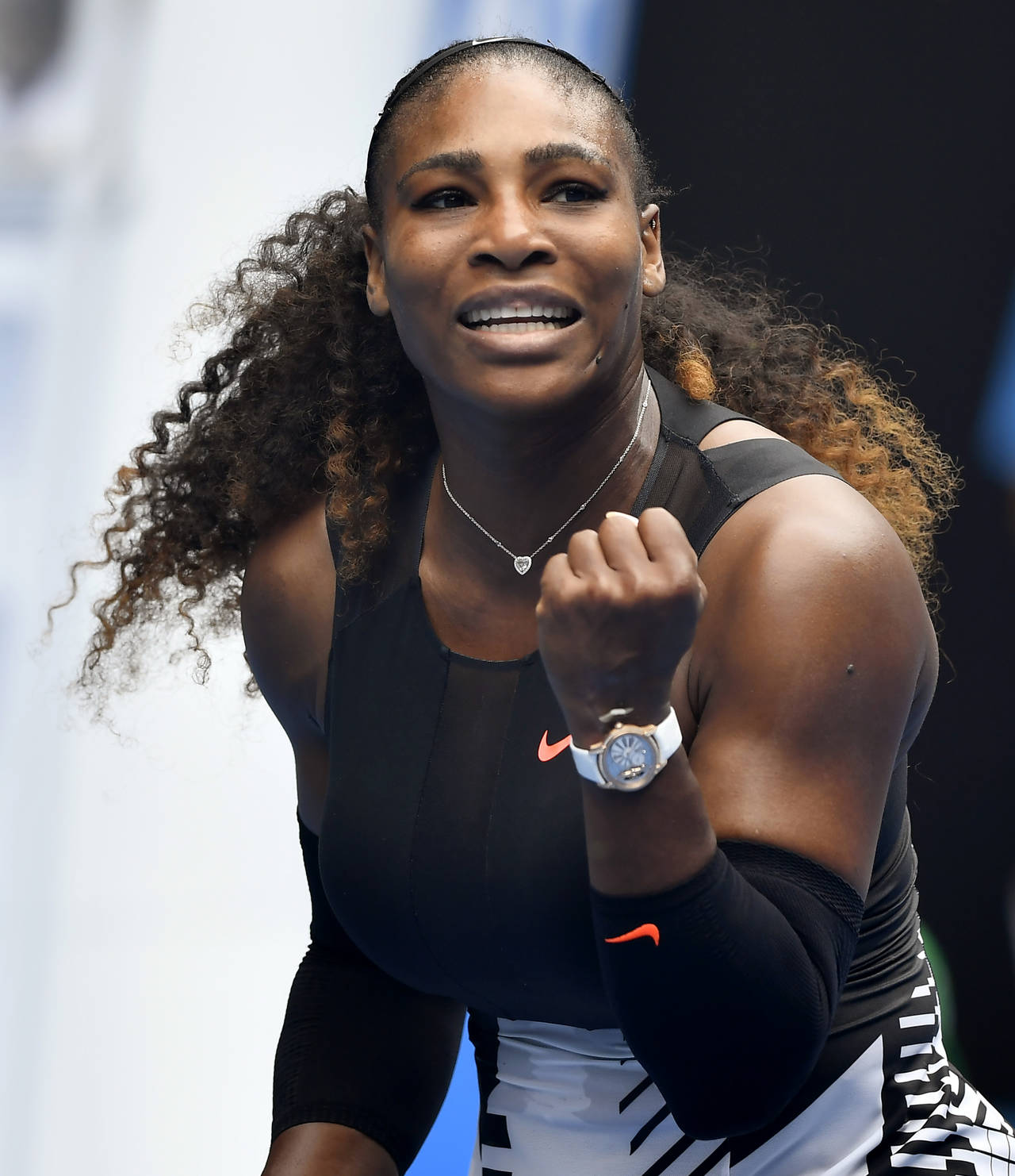 La estadounidense Serena Williams salvó su primer compromiso en el Abierto de Australia al derrotar a la suiza Belinda Bencic. Serena supera complicado debut