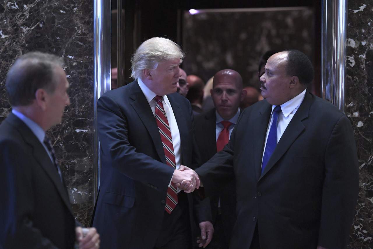 Cita. Donald Trump, se reunió con el hijo mayor de Martin Luther King (der.).