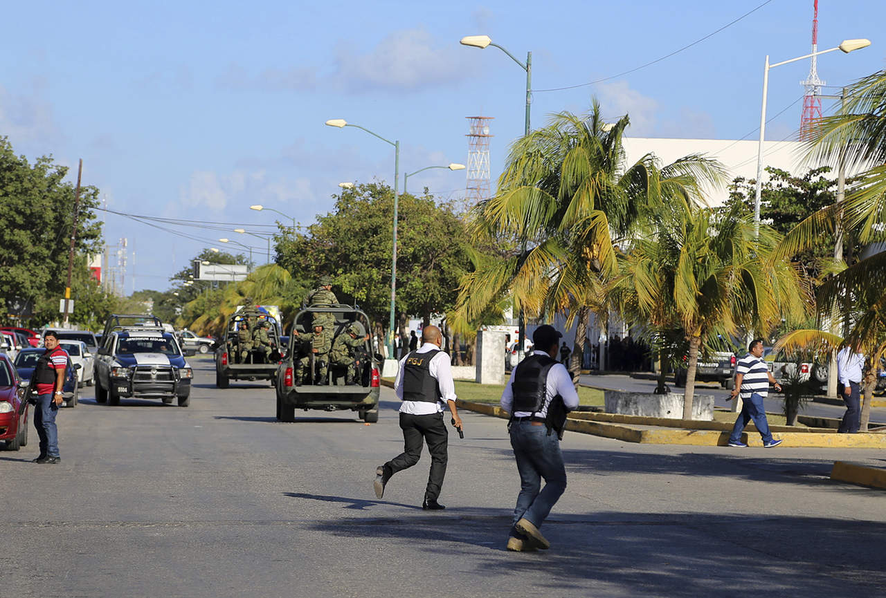 Las oficinas de la Fiscalía General en Cancún fueron atacadas la tarde de este martes por un grupo armado que abrió fuego también en contra de la Secretaría de Seguridad Pública. 
