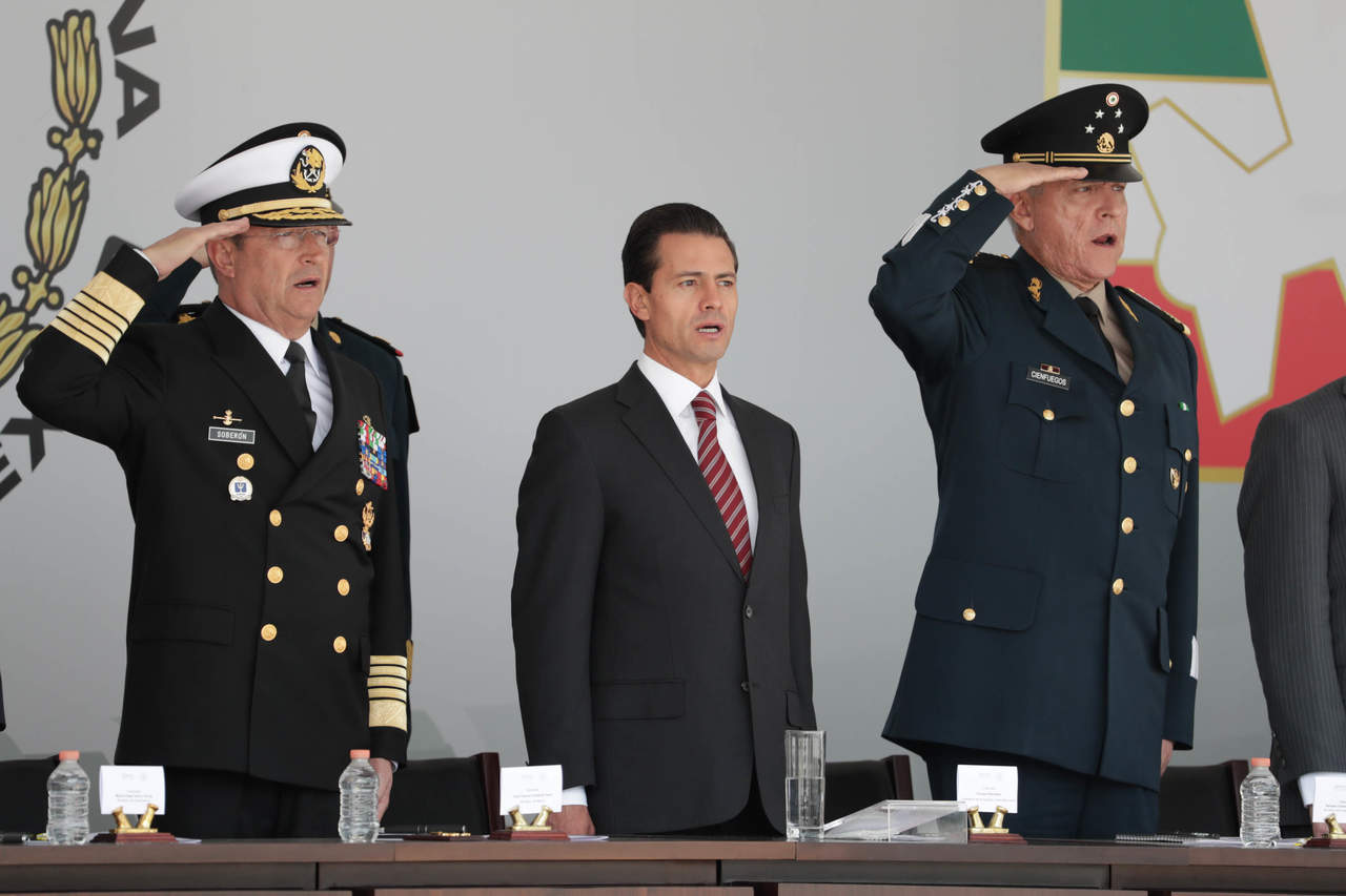 Al entregar menciones honoríficas a integrantes del Ejército, Fuerza Aérea y Armada de México, el mandatario pidió que inspirados en el ejemplo de los marinos, soldados y pilotos que fueron reconocidos (EL UNIVERSAL)