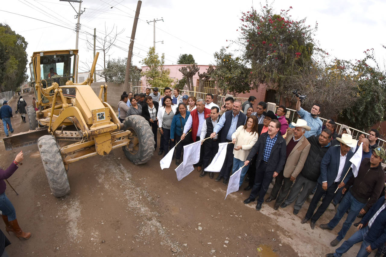 Servicio. Alcaldesa y gobernador encabezaron el inicio de pavimentación en comunidades. (EL SIGLO DE TORREÓN)