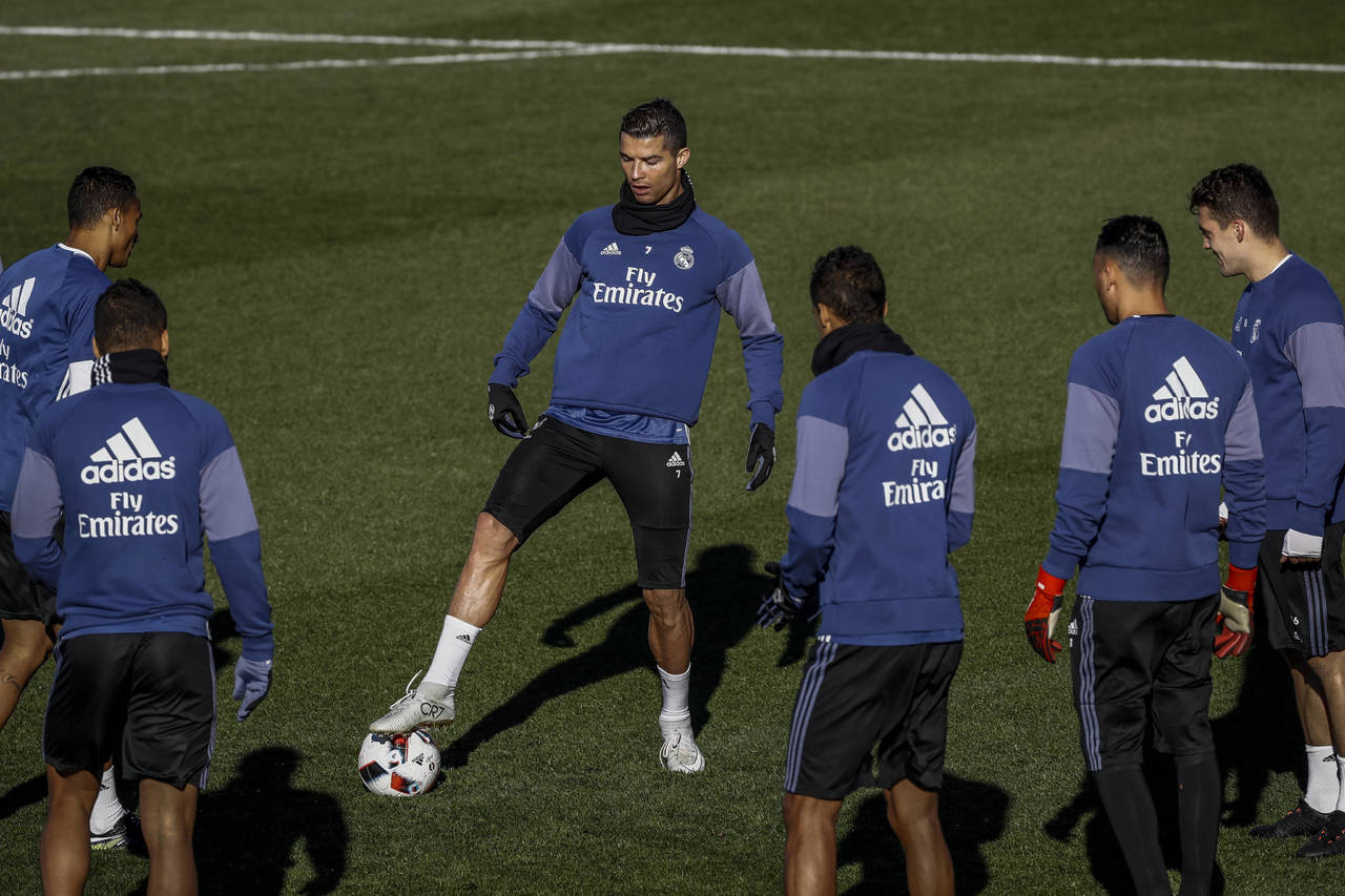 El delantero del Real Madrid Cristiano Ronaldo (3i), durante el entrenamiento que hizo ayer la plantilla en Valdebebas. (EFE)