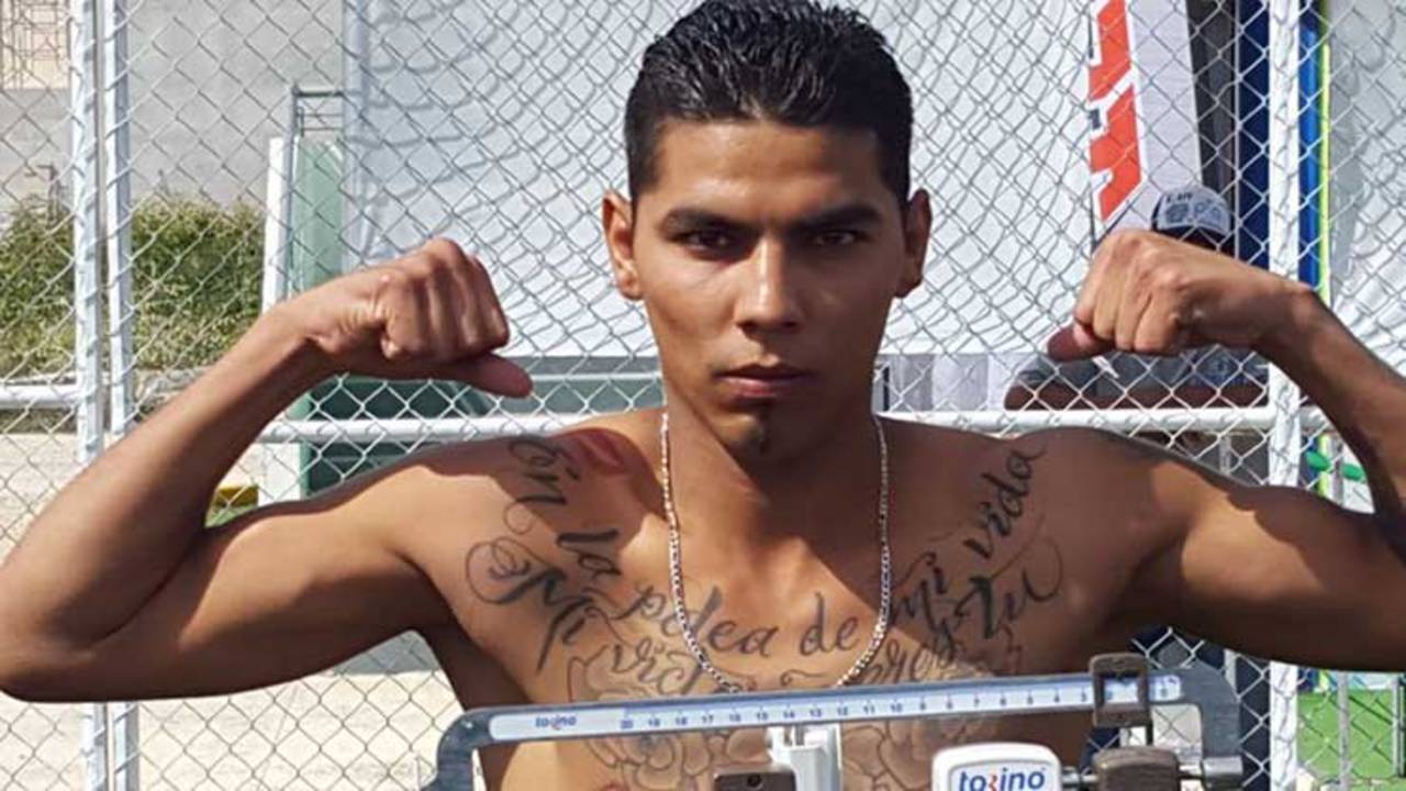Eduardo Torres se encuentra prófugo de la justicia. Boxeador golpea y casi mata a su hija