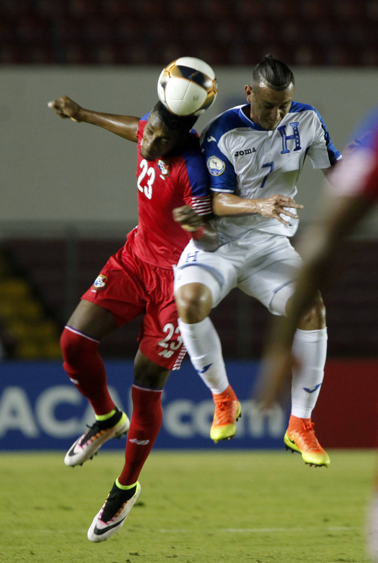 Michael Murillo (i) de Panamá, disputa el balón con Érick Andino. (EFE)