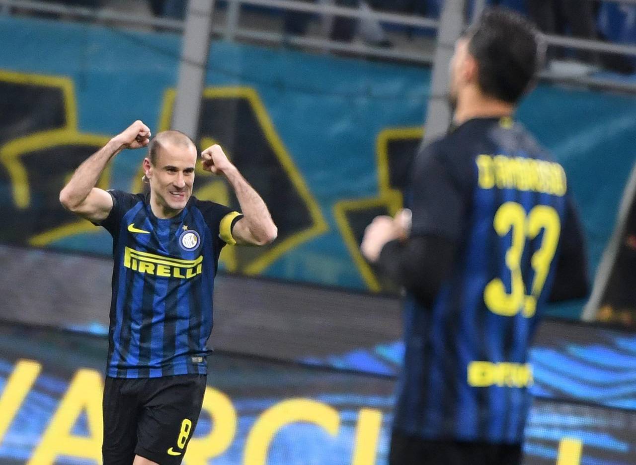 Rodrigo Palacio de Inter celebra su gol ante Bologna, en partido de la Copa Italia. Inter de Milán avanza en la Copa Italia