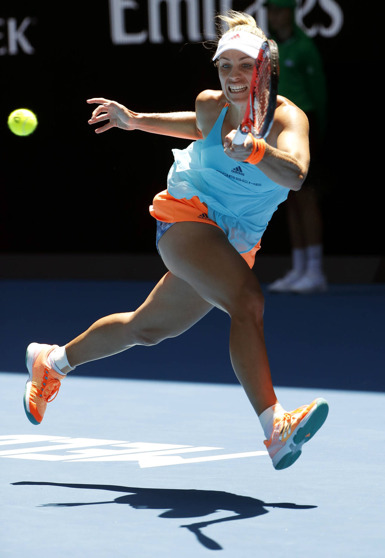 Angelique Kerber pasó algunos problemas para derrotar 6-2, 6-7, 6-2 a Carina Witthoeft en Australia. (AP) 