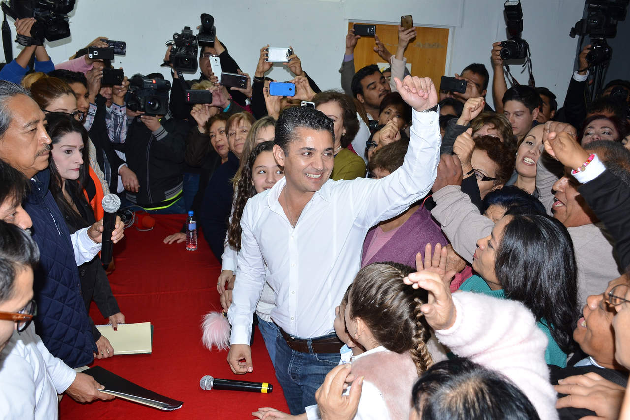 Miguel Mery Ayup se registró esta mañana como precandidato del PRI por la alcaldía de Torreón. (FERNANDO COMPEÁN)