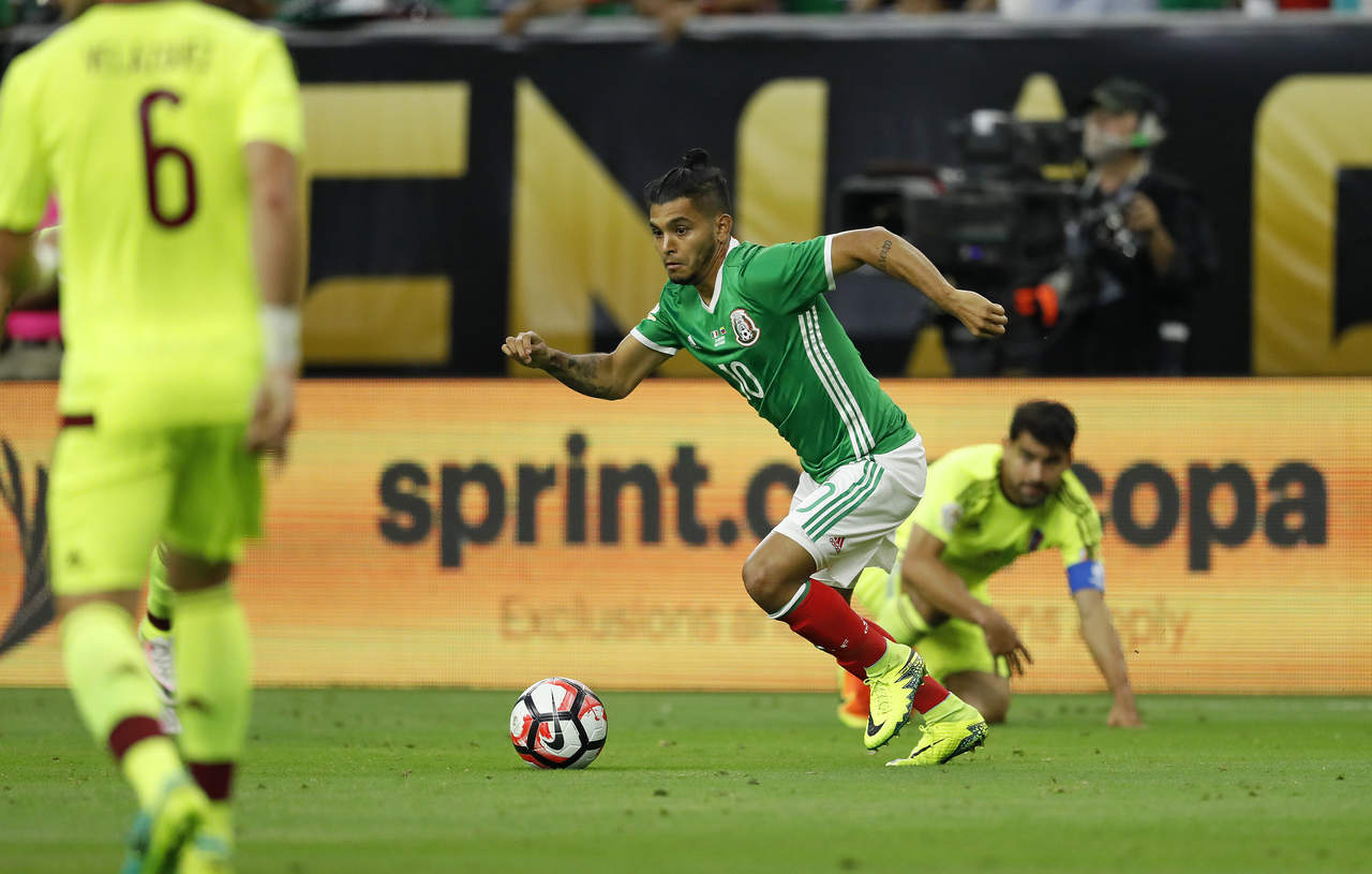 
Jesús Corona tomó el balón en terreno venezolano y dejó en el camino a cinco rivales para disparar desde el punto penal y anotar lo que a la postre se convertiría en el mejor gol del año.


