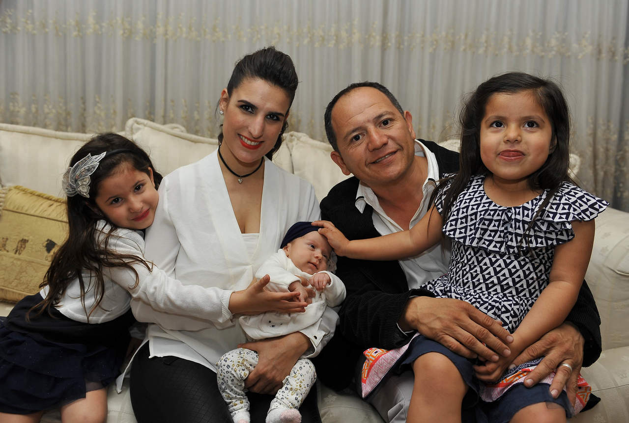 Valentina y Carlos con sus hijos, Mary Sofi, Maribel y Ana Paula