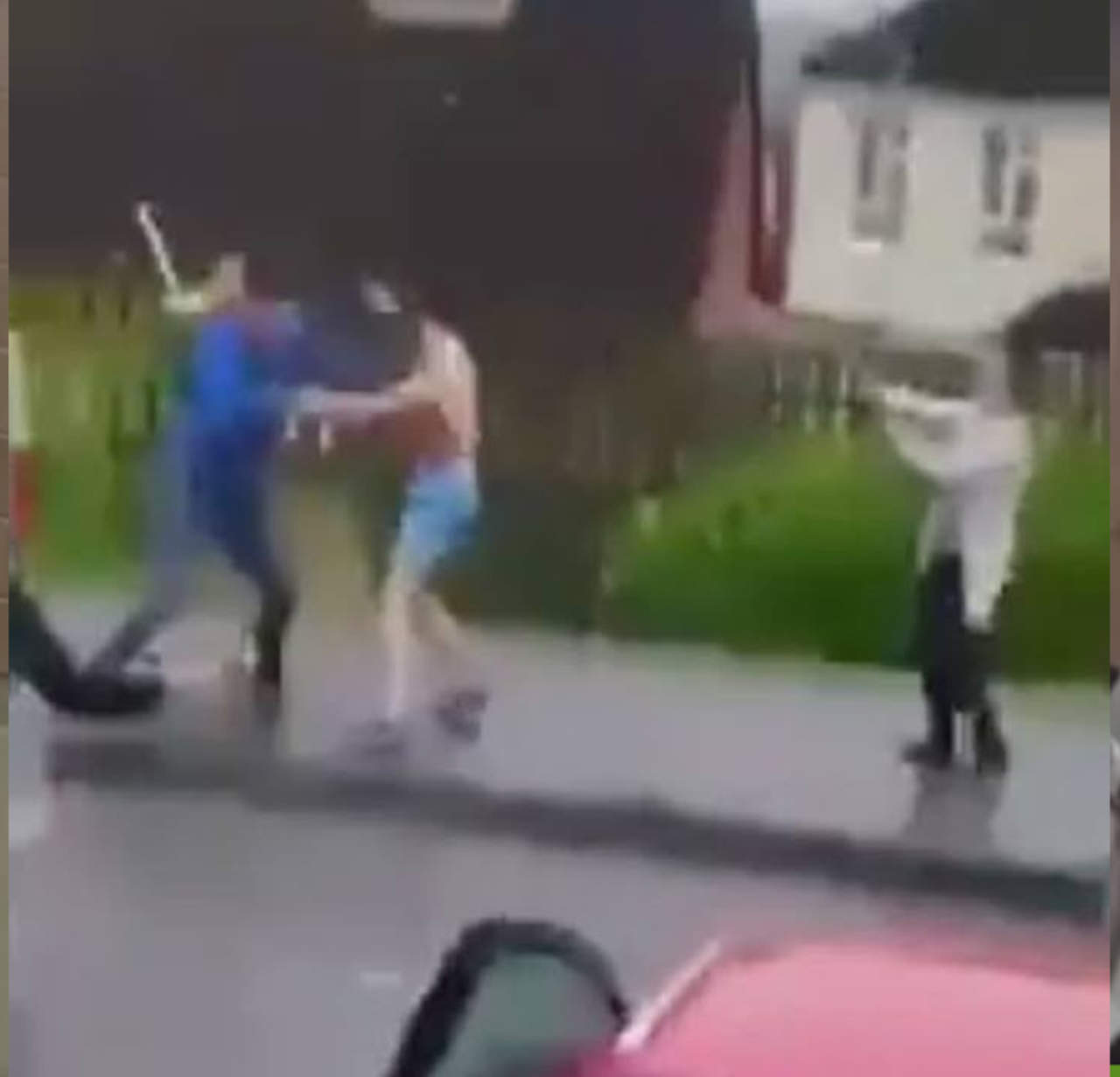 Presencian violenta pelea afuera de una escuela