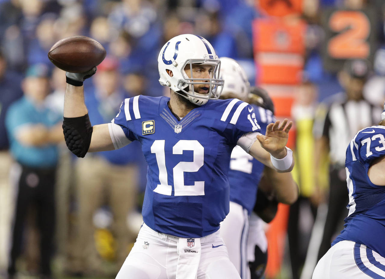 El mariscal de campo de los Colts de Indianápolis fue intervenido por una vieja lesión en el hombro. (AP)   