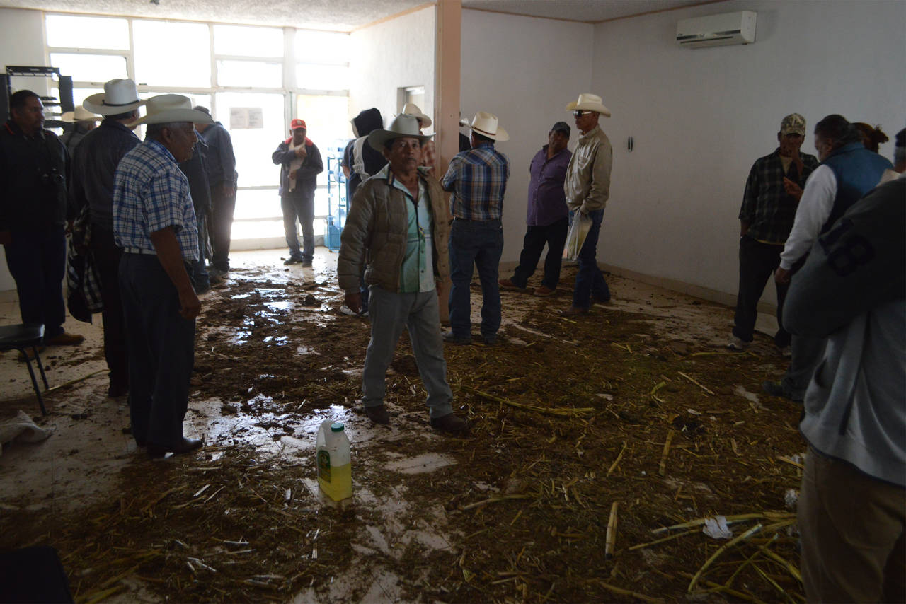 Molestos. Los campesinos ensuciaron las oficinas de la Conagua con fertilizante y combustible.