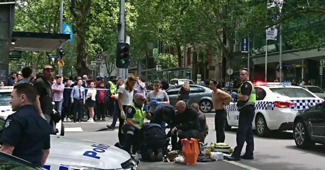 El incidente ocurrió alrededor del mediodía en las concurridas calles Bourke y Queen de Melbourne. (TWITTER)