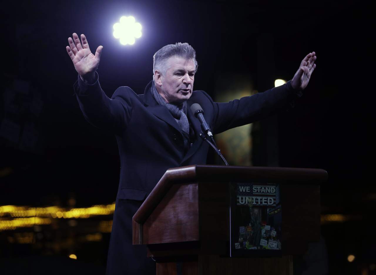 Alec Baldwin se unió a la protesta en contra del presidente electo Donald Trump. (EFE)