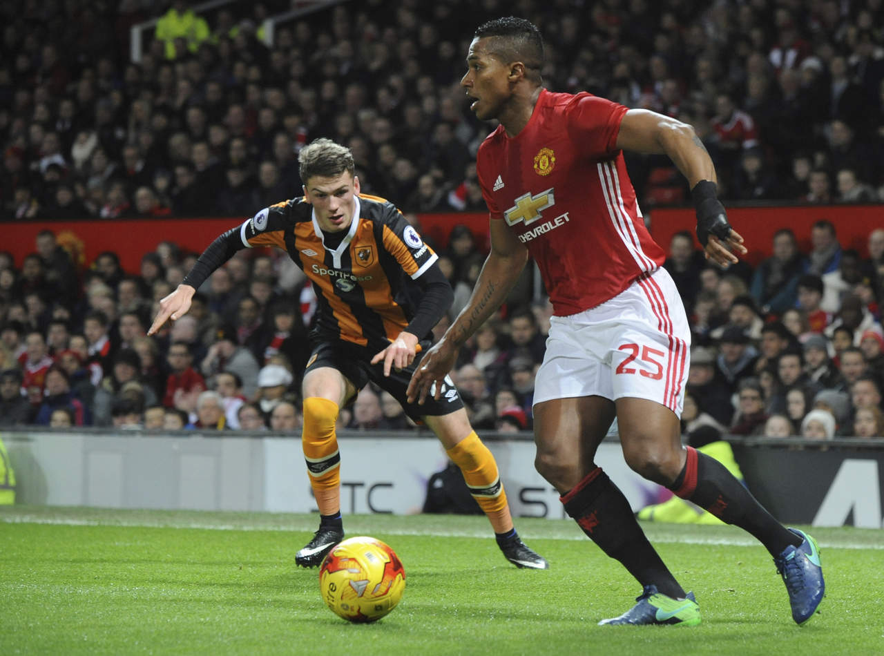 José Mourinho dice que Antonio Valencia (d) es uno de los mejores laterales derechos del mundo. (Archivo)