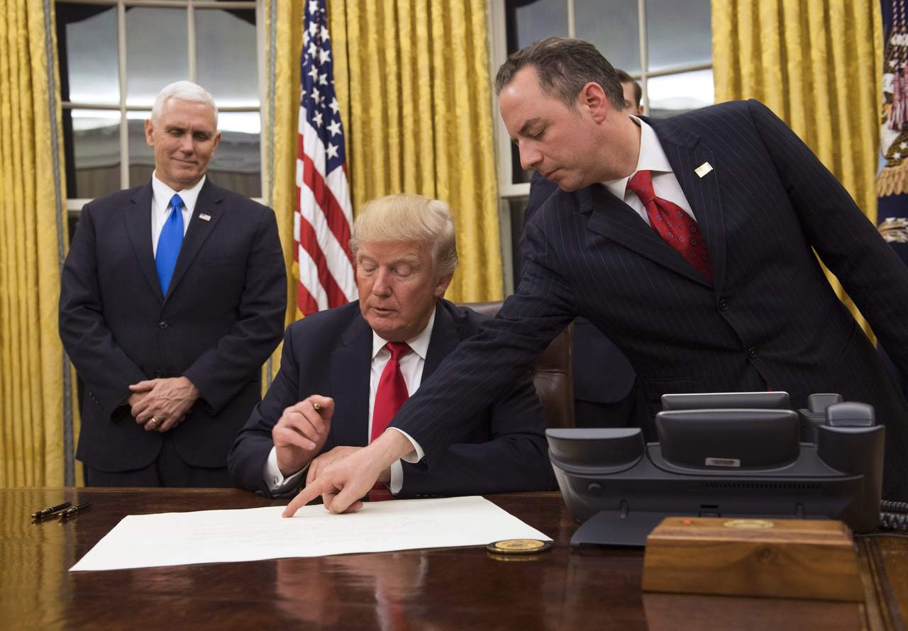 Como lo mencionó a través de su campaña política, Donald Trump firma su primera orden ejecutiva, esta en contra del Obamacare