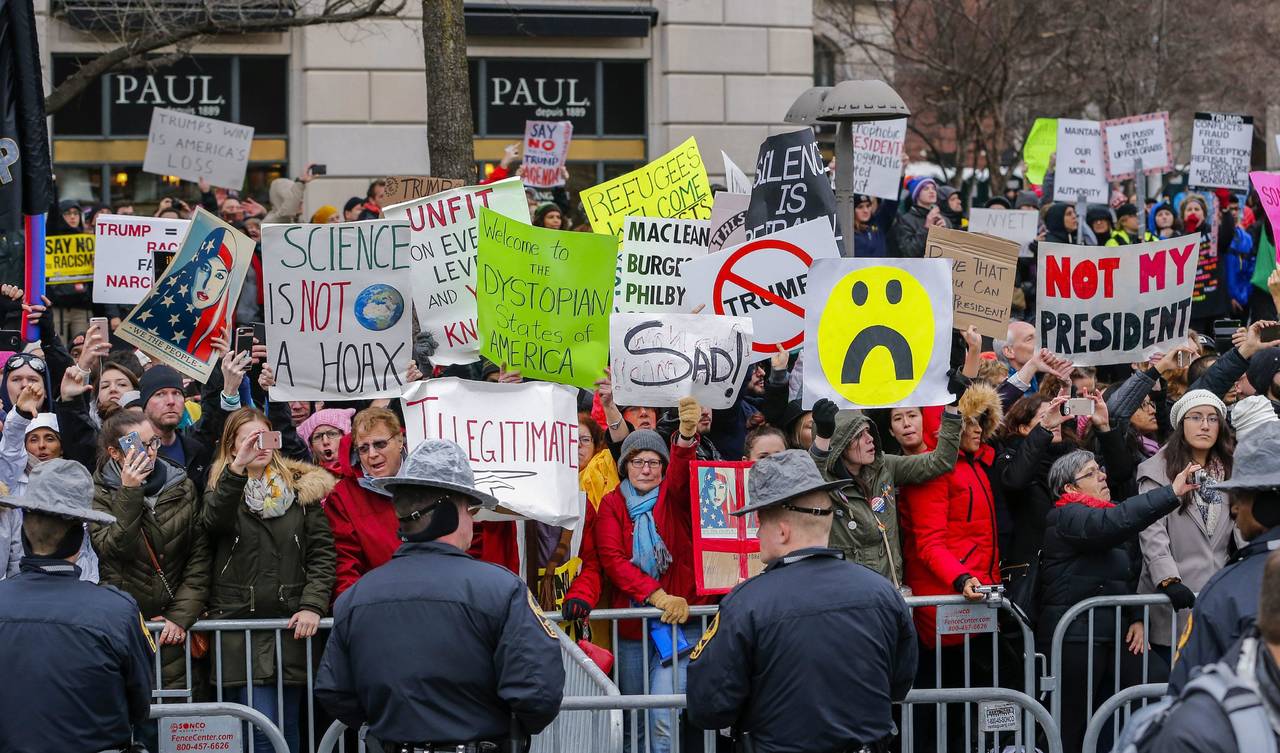 Protestas. En Washington y en varias ciudades de Estados Unidos y el mundo, se realizaron protestas contra Trump. (EFE)