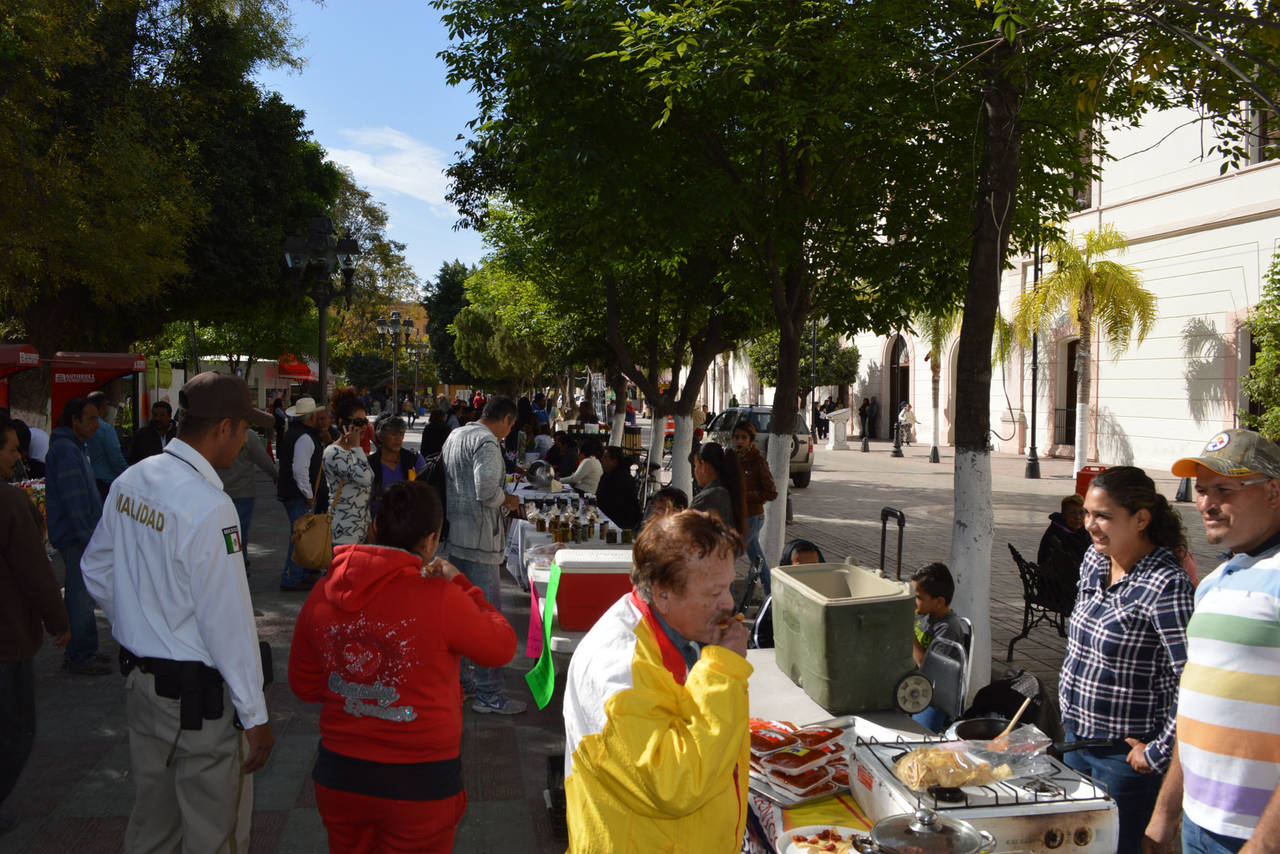 Acuden. La degustación y venta se lleva a cabo en el paseo Francisco Sarabia, frente a la presidencia municipal de Lerdo. (EL SIGLO DE TORREÓN)