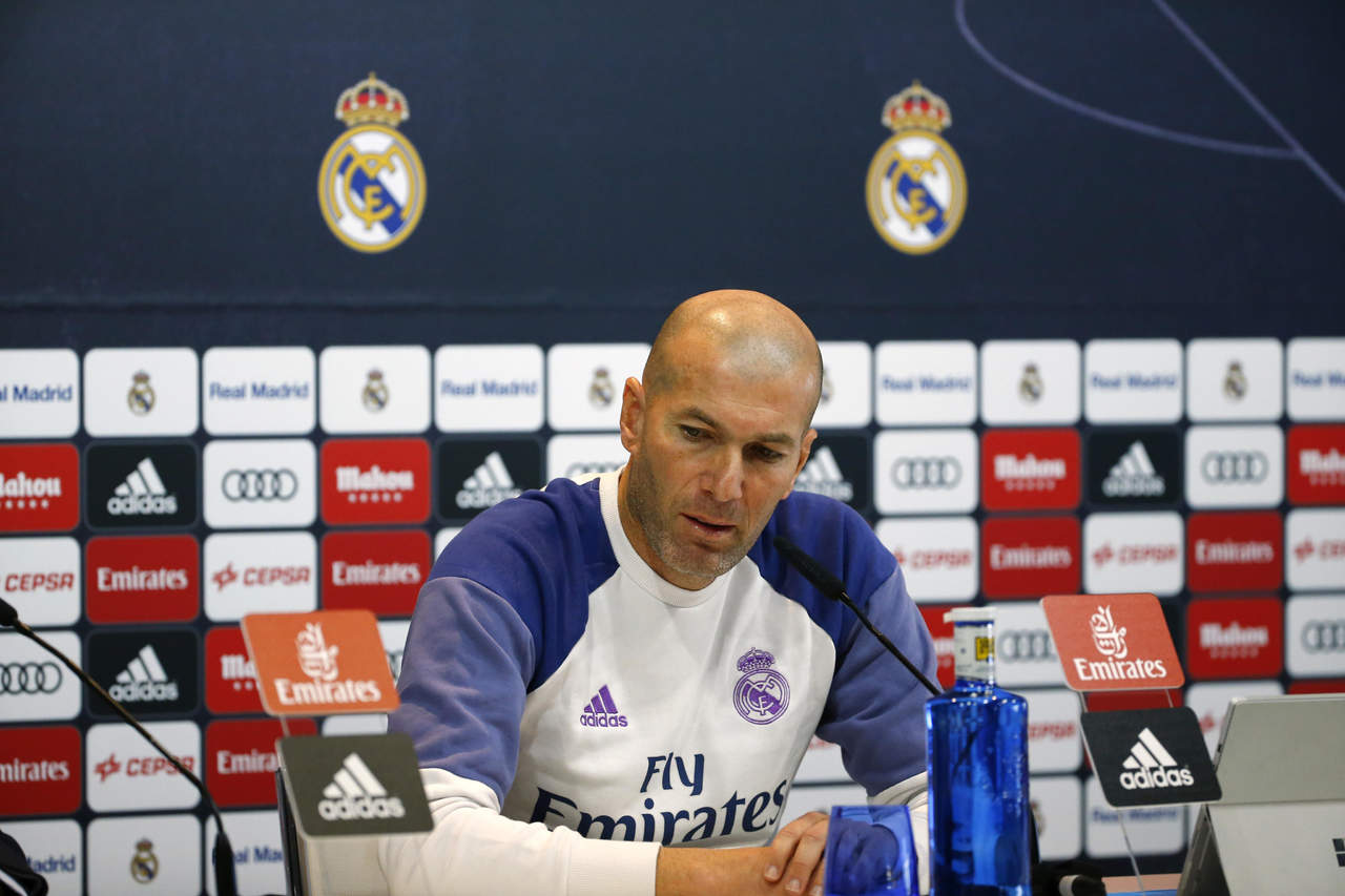 El técnico del Real Madrid Zinedine Zidane, durante la rueda de prensa posterior al entrenamiento realizado en la Ciudad Deportiva de Valdebebas. (EFE)