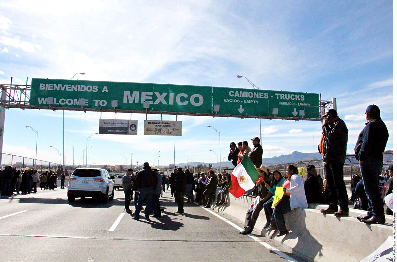 Diálogo. El alcalde de Ciudad Juárez, Armando Cabada, fue a la protesta en el puente Córdova de las Américas. Se ofreció a ser interlocutor con la federación. (AGENCIA REFORMA) 