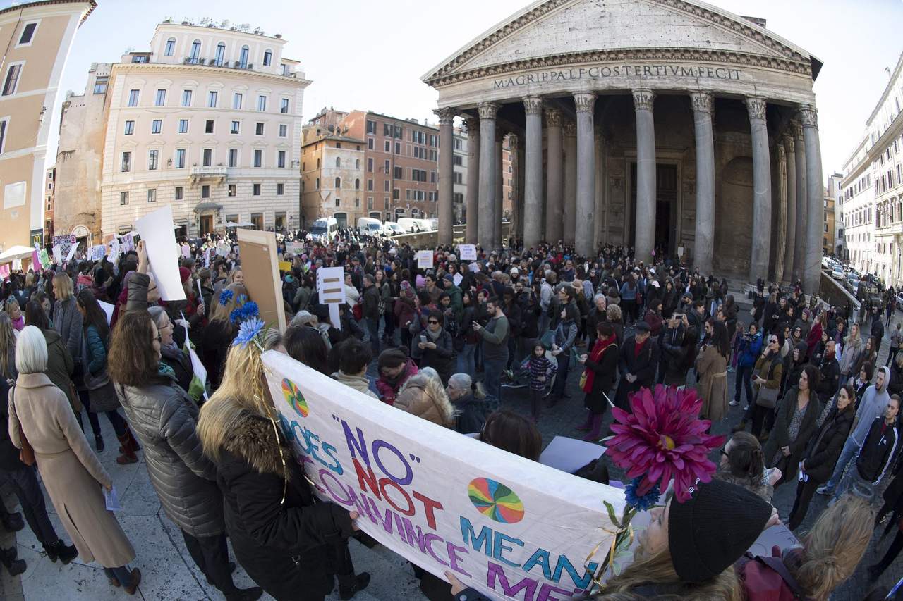 Mujeres en roma se solidarizaron con la protesta. (EFE) 