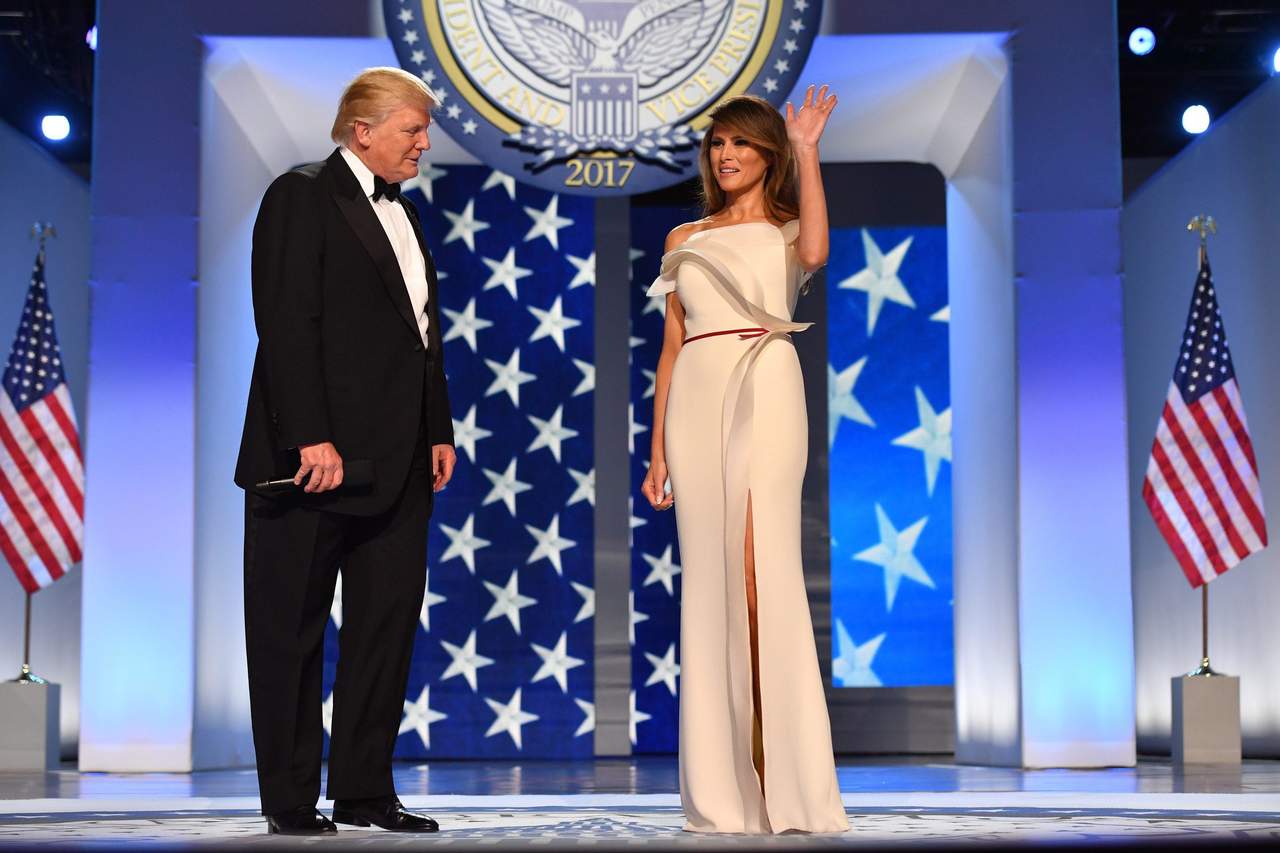 La esposa de Donald Trump lució un elegante vestido largo color crema. (EFE)

