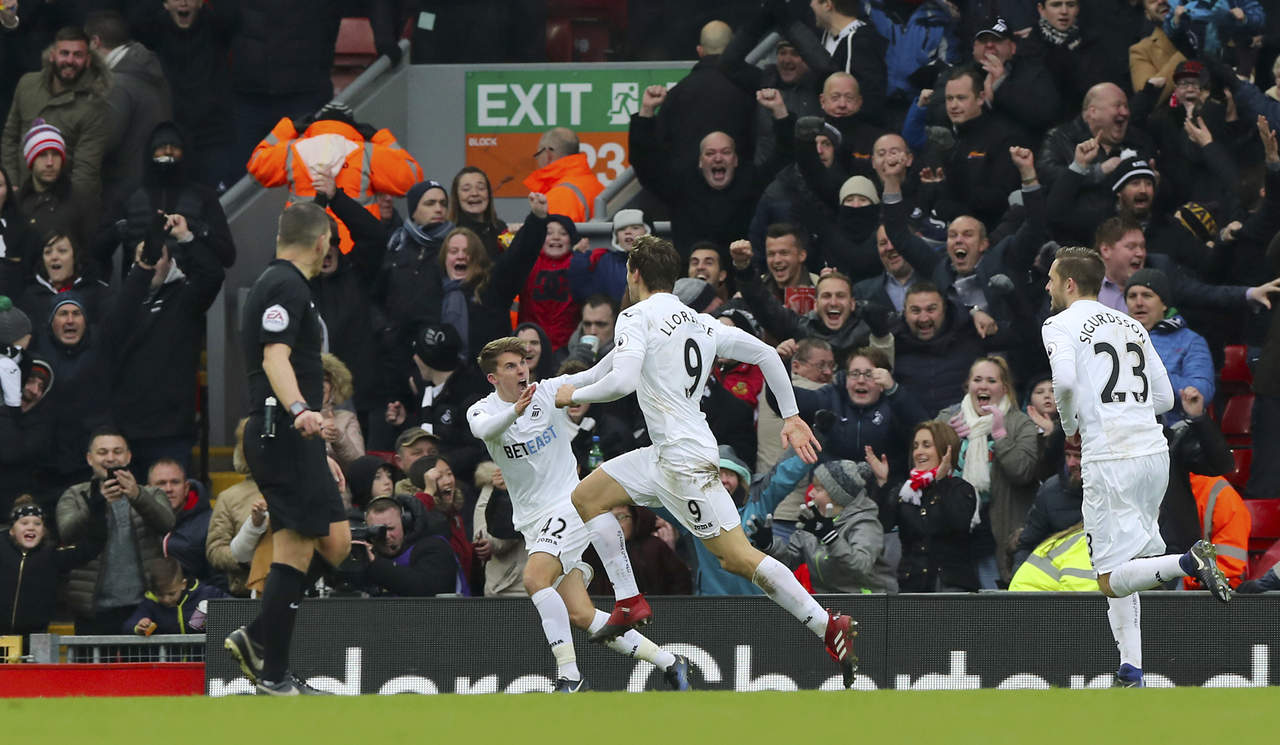 Fernando Llorente (c) celebra luego de anotar su segundo gol en la victoria del Swansea sobre Liverpool. (AP)