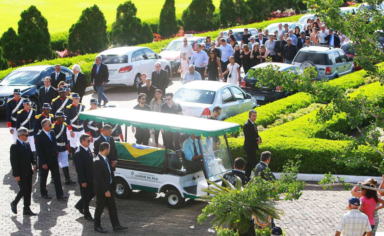 De luto. Familiares, amigos y personajes de la política asistieron al funeral del Juez Supremo Teori Zavascki.