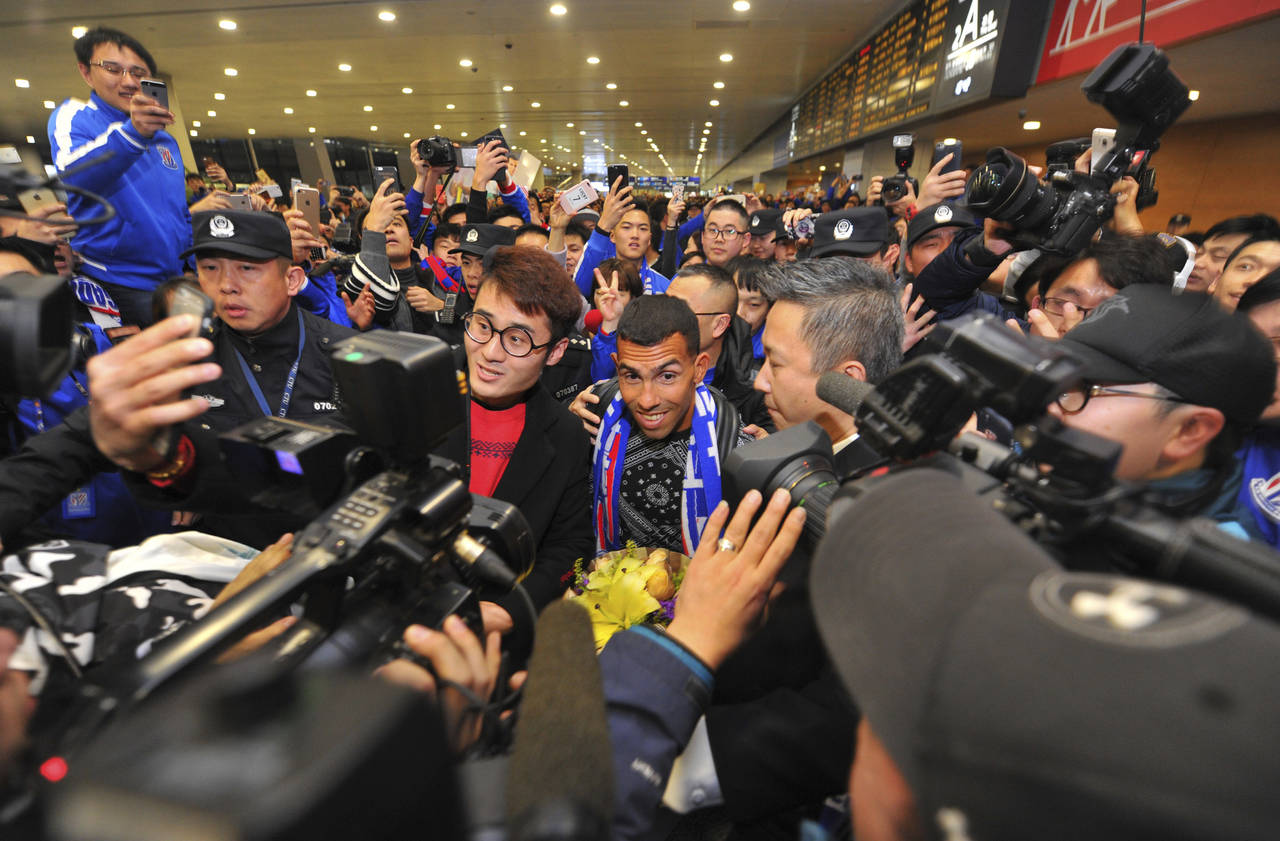 La llegada del argentino al futbol chino causó tumultos desde el aeropuerto de Shanghai, en China. (AP)